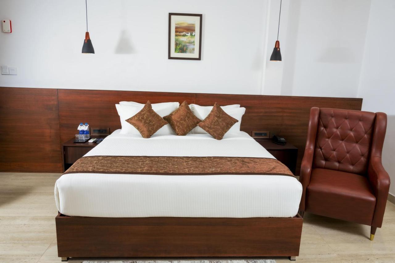 The Runway Hotel Kochi Екстер'єр фото